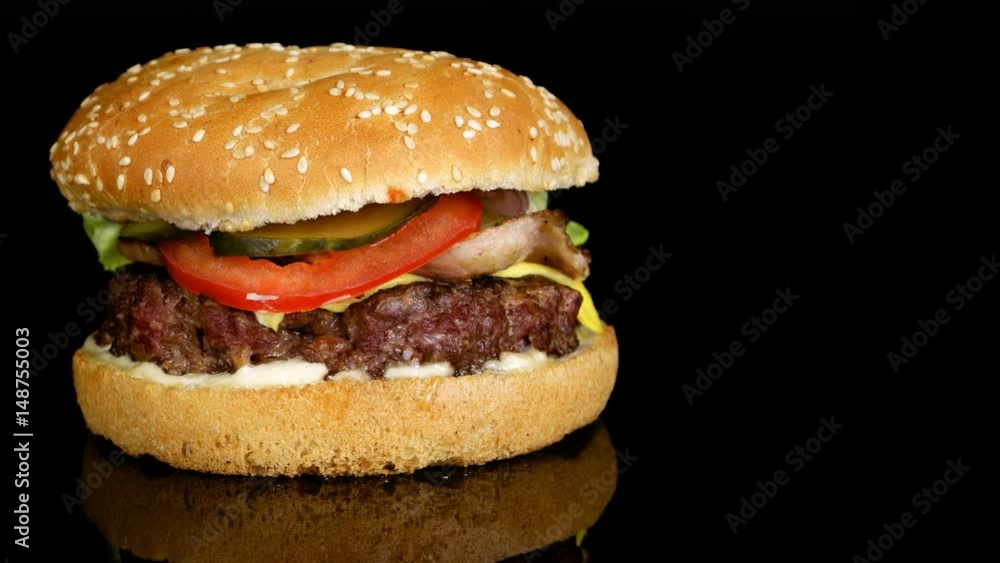 Juicy beef burger, copy space on right side, black background with reflection, loop
Juicy beef burger, copy space on right side, black background with reflection, loop