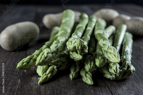 grüner spargel mit rohen kartoffeln