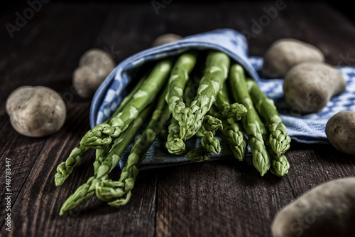 eingehüllter grüner spargel mit kartoffeln