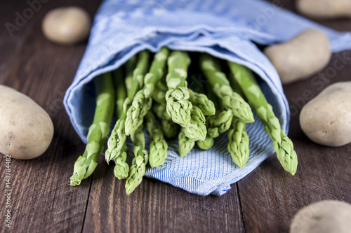 spargel mit kartoffeln vor dem kochen