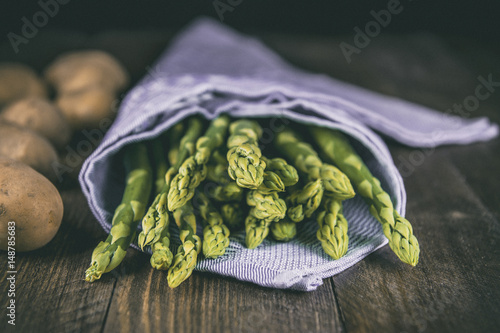 in handrtuch gehüllter spargel auf holz