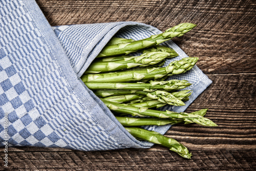 grüner spargel im handtuch von ober
