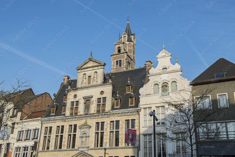 Hausfassaden im Stadtzentrum von Mechelen / Malines, Belgien