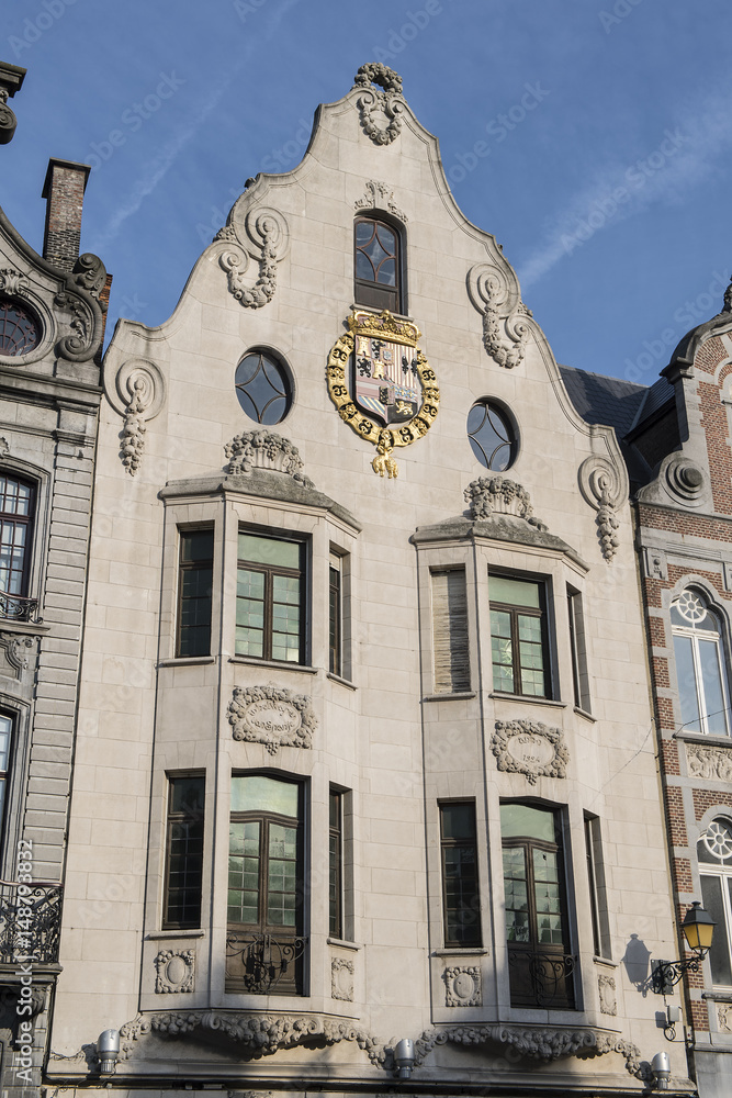 Fototapeta premium Hausfassade mit Wappen in Mechelen / Malines, Belgien