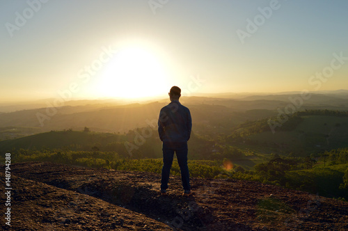homem observando por do sol nas montanhas