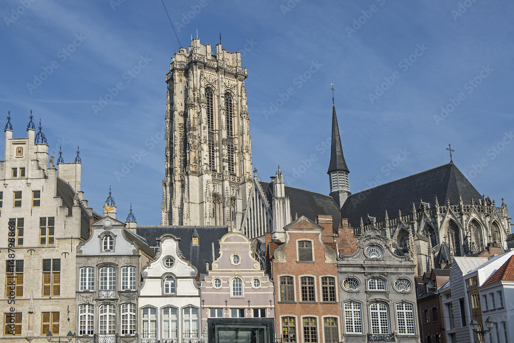 Turm der St. Romuald-Kathedrale mit Häuserfront in Mechelen / Malines, Belgien