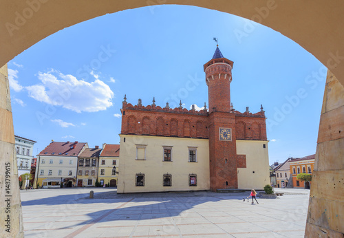 Tarnów, stare miasto. Widok elewacji północnej renesansowego ratusz - oglądany z podcieni kamienicy