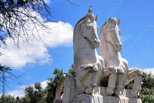 Skulptur mit weißen Pferden im Park vor dem Hieronymuskloster (Mosteiro dos Jerónimos) photo