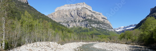 Картината върху платно Panoramique dans le parc naturel d'Ordesa et de Monte Perdido en Espagne : rivie