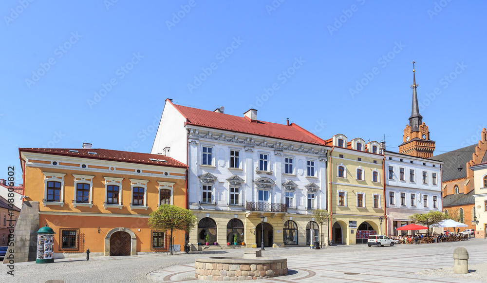 Tarnów. Renesansowe kamienice na rynku starego miasta. Widoczna wieża Bazyliki Katedralnej z wieżą zegarową