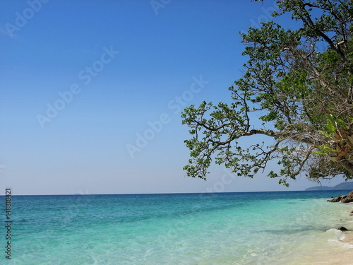 Fototapeta Naklejka Na Ścianę i Meble -  Beautiful tropical beach, blue sea and green tree under blue sky in summer time. Thailand.