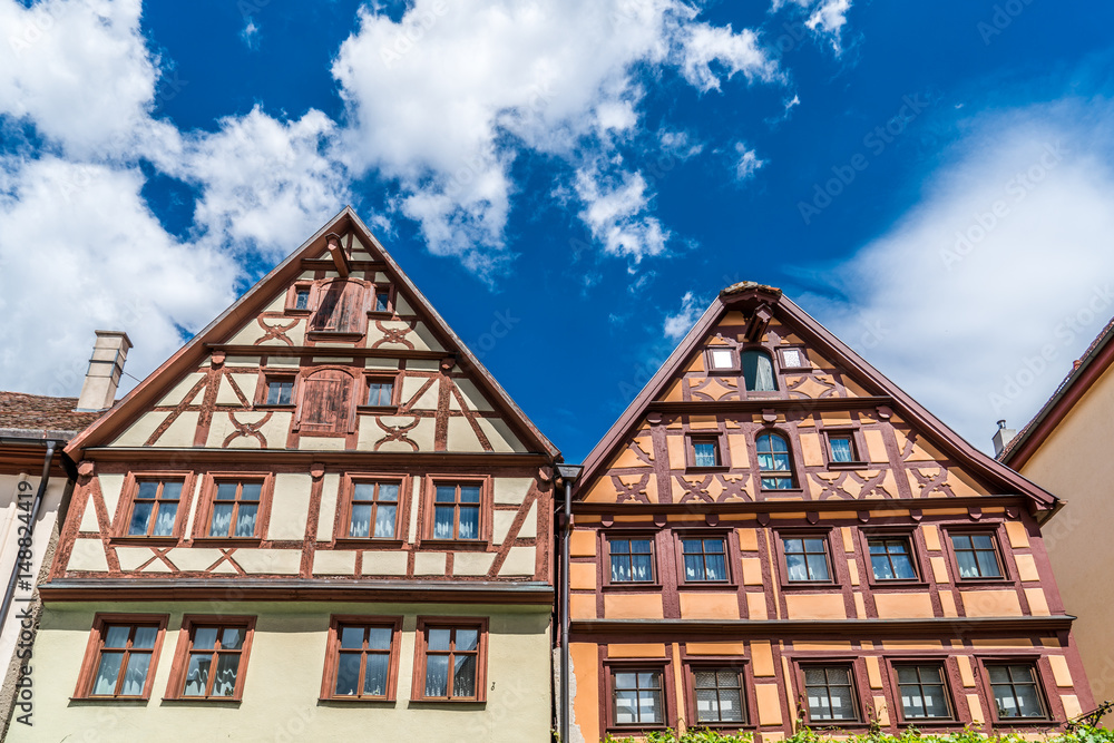Zwei typische Fachwerkhäuser in Rothenburg ob der Tauber