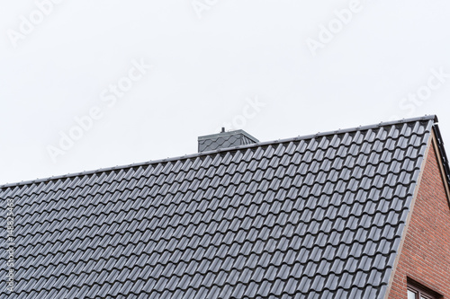 Schornstein auf einem Dach mit neuen Pfannen  © GM Photography