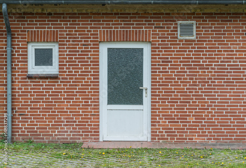 Weiße Tür mit Fenster