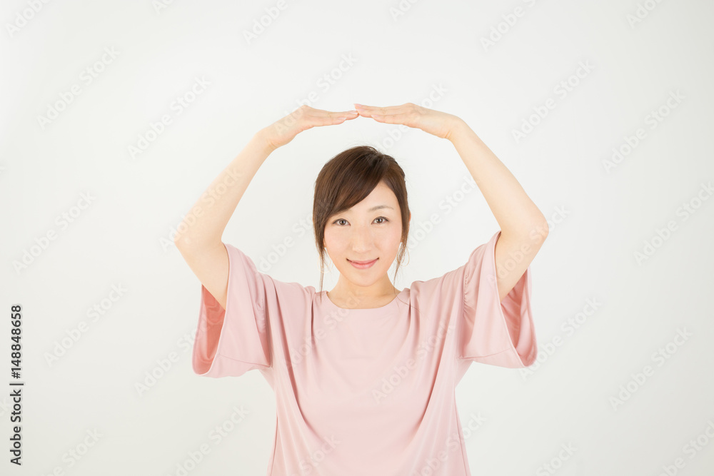 マルサインする女性
マルサインする女性