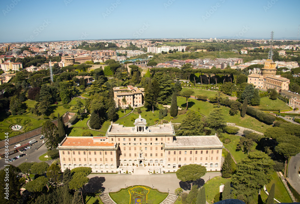 pałac otoczony zielonym parkiem widziane z góry