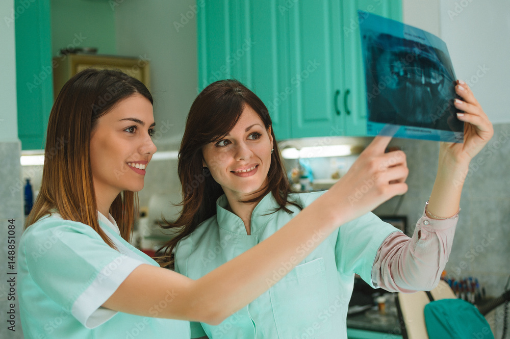 Obraz premium Dentists discussing about patient's x-ray