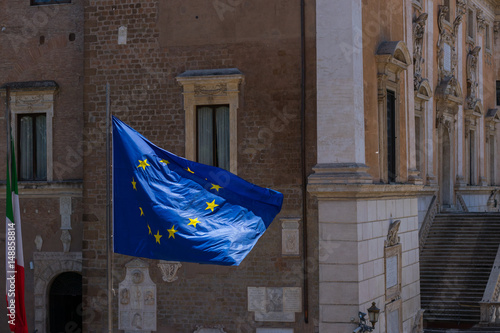 flaga Unii Europejskiej na tle zabytkowych zabudowań