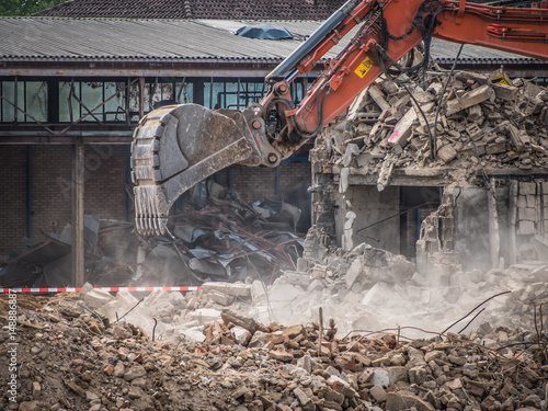 Bagger reisst Fabrikgebäude ab photo