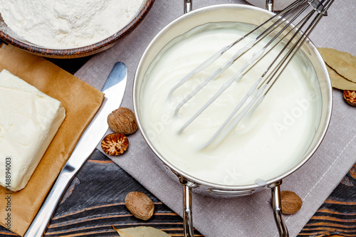 Foto bechamel sauce in a pan and ingredients