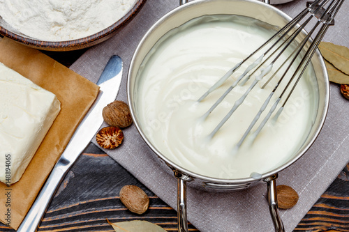 Fotografija bechamel sauce in a pan and ingredients
