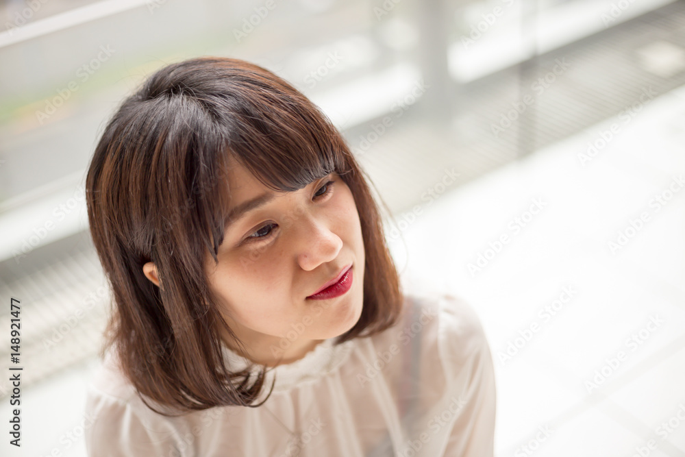 見つめる可愛い 女性 見つめる可愛い 女性