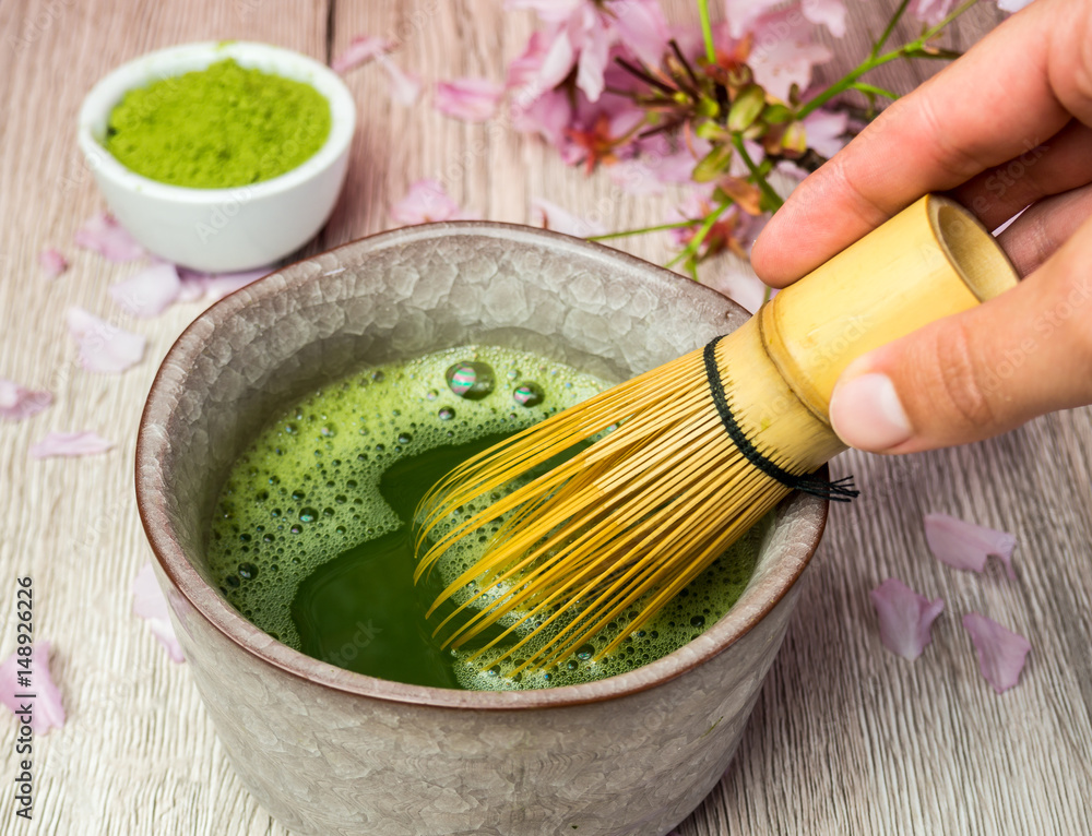 Fototapeta premium Przygotowanie zielonej herbaty matcha