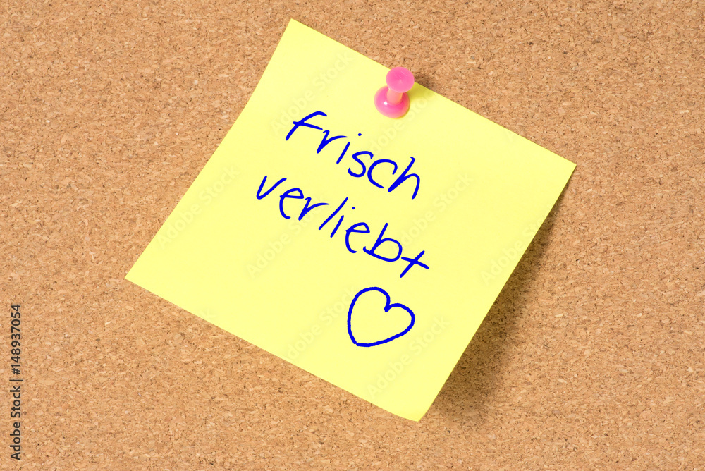 Eine Pinnwand und ein Zettel mit dem Text Frisch Verliebt Eine Pinnwand und ein Zettel mit dem Text Frisch Verliebt