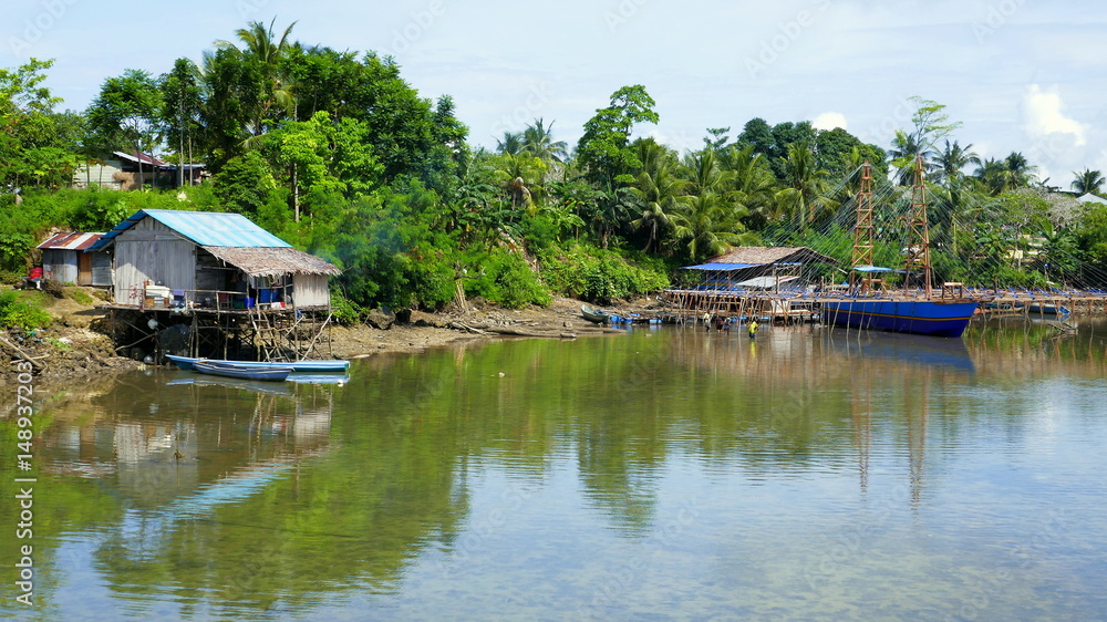 idyllische Fischerhütten am Meeresufer auf den Molukken-Inseln