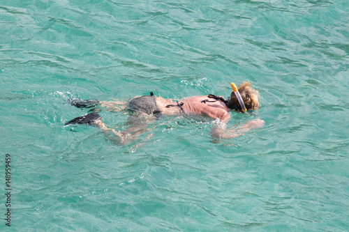 Frau schnorchelt im türkisfarbenen Meer