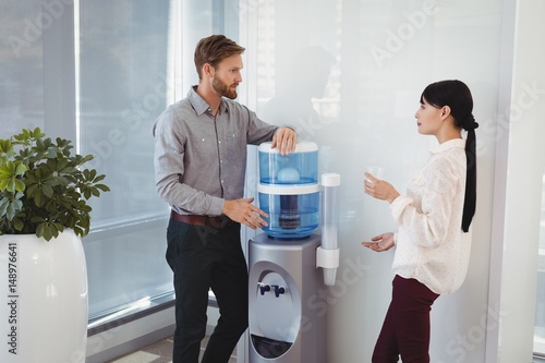 Fotografie Colleagues interacting while drinking water
