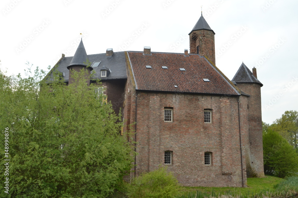 kasteel Waardenburg aan de Waal te midden van het voorjaarsgroen