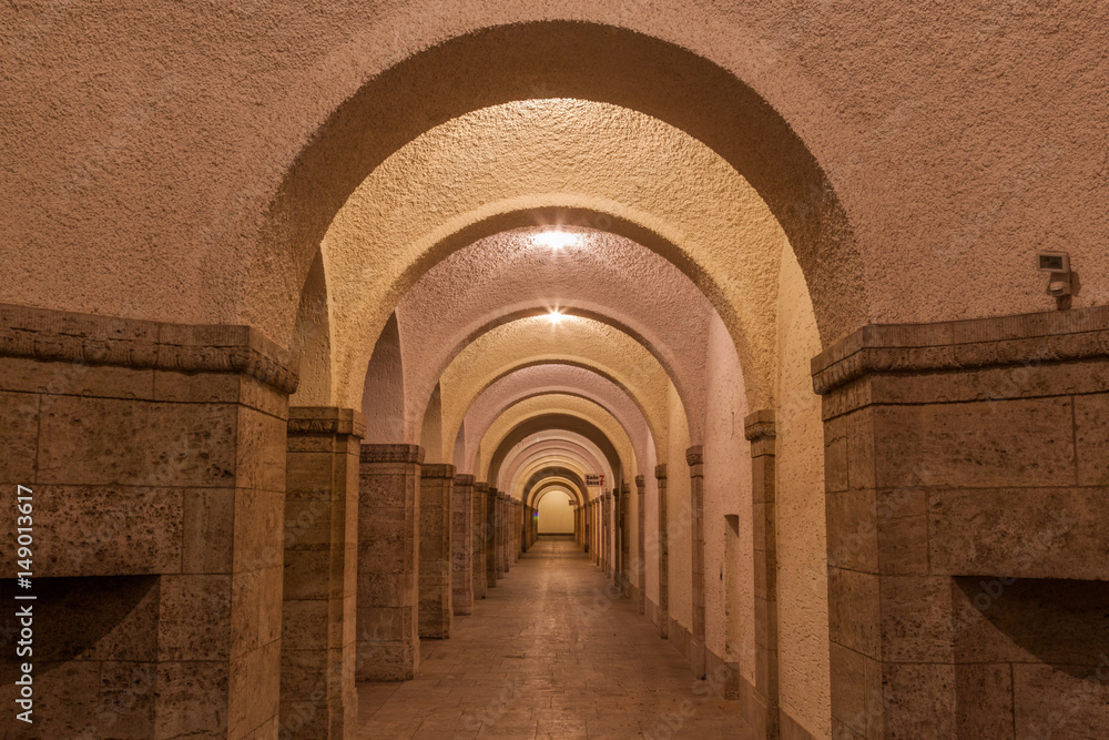 Nachtaufnahme eines Torbogens im Sprudelhof von Bad Nauheim