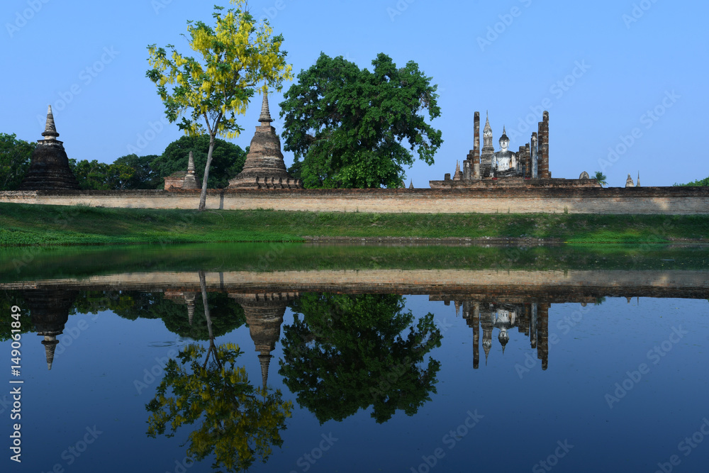 Fototapeta premium Historic temple and blue sky at Sukhothai in Thailand. 