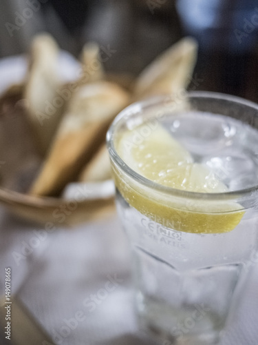 Fizzy drink with ice and lemon.