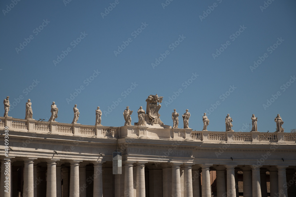 jasne marmurowe kolumny z rzeźbami na tle błękitnego słonecznego nieba