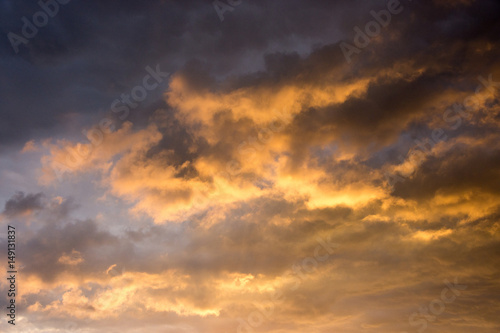 Wolkenhimmel mit unterseitigem Sonnenlicht