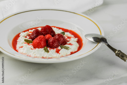 Tableau sur toile cottage cheese with strawberry sauce and fresh berries