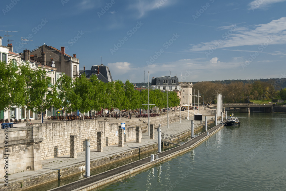 Quai de Londres sur les rives de la Meuse