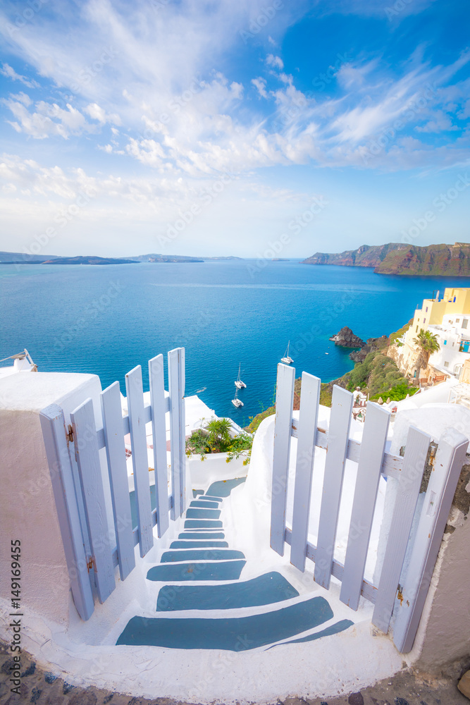 Naklejka premium Tradycyjny symetryczny dziedziniec drzwi, Ia, Santorini, Grecja. Miesiąc miodowy lato egejskie cykladzkie tło, spokój, cisza.