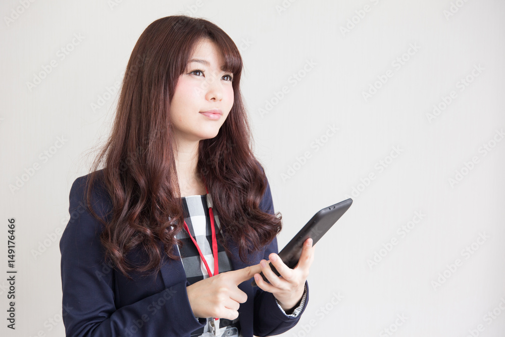 タブレットを持つ女性