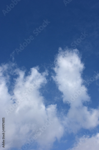 青空と雲「空想・雲のユニークモンスター（右側）