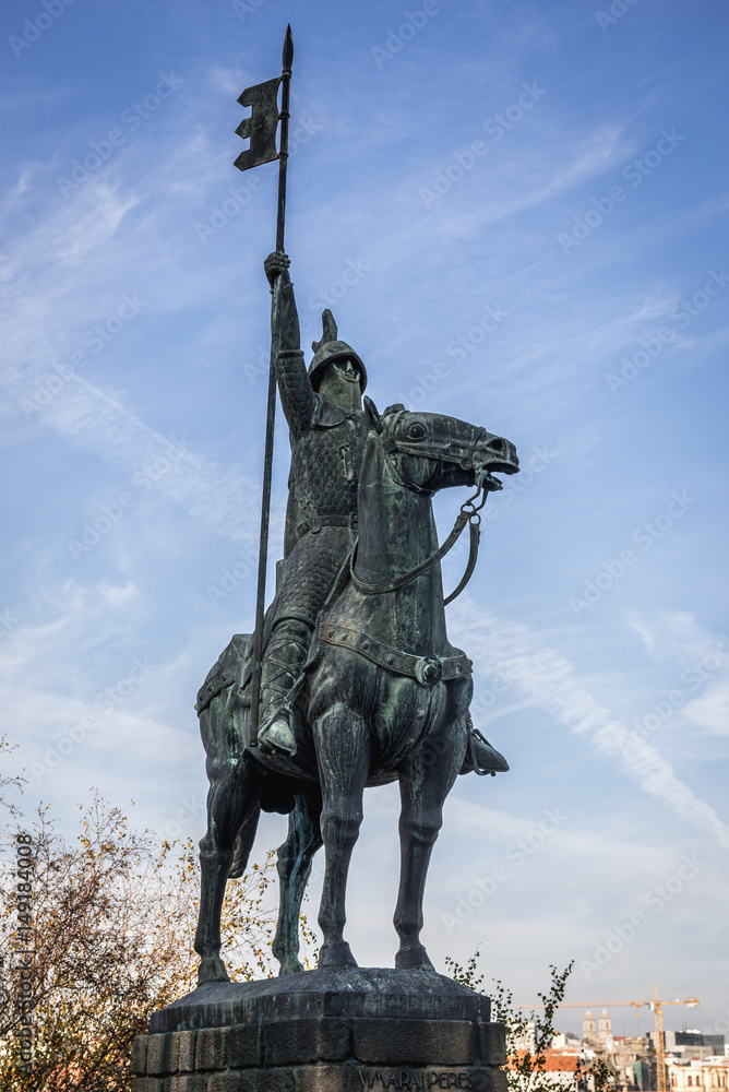 Obraz premium Vimara Peres monument next to cathedral in Porto, Portugal