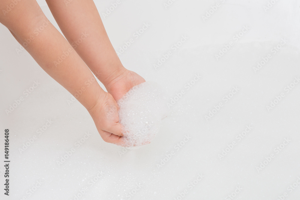 Naklejka premium Child hand playing bubble on the floor