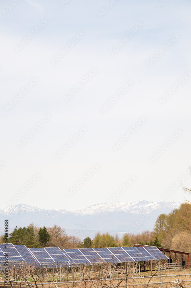 ソーラーパネルと雪山の景色