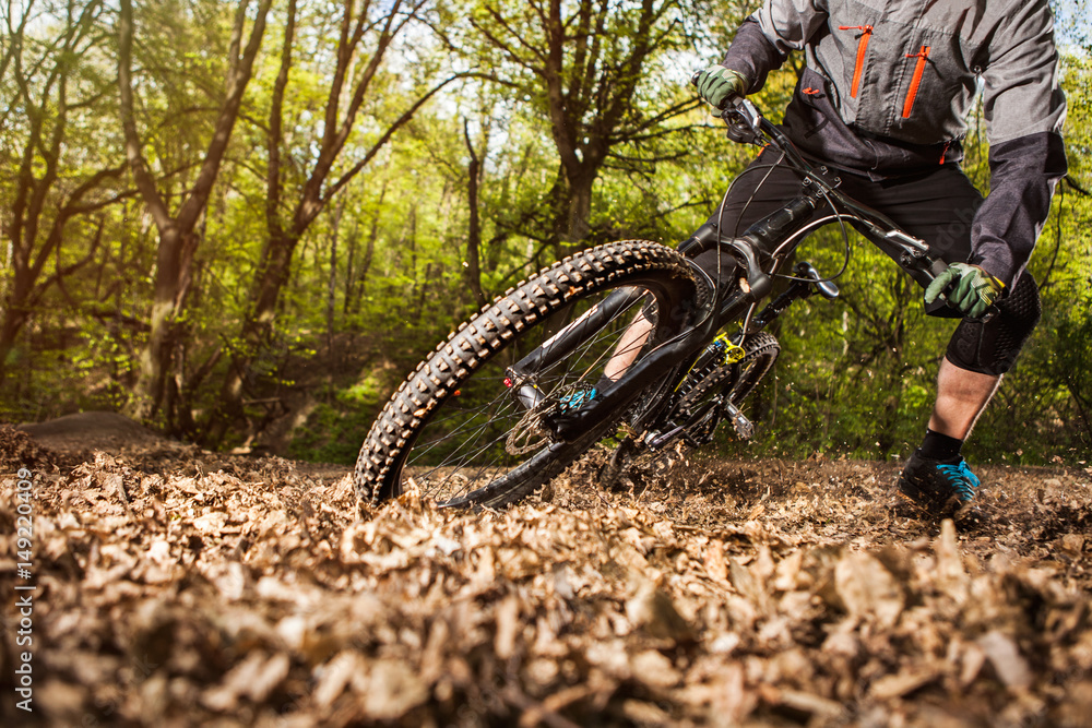 Obraz premium man riding a mountain bike
