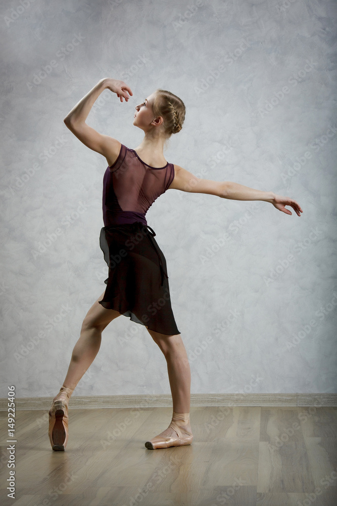 Obraz premium Ballerina in black dress