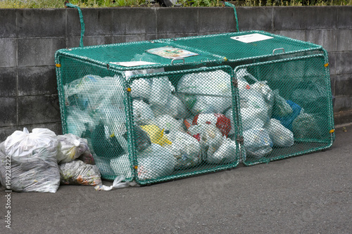 カラス対策などをしているゴミ置き場（日本のごみ収集所風景）