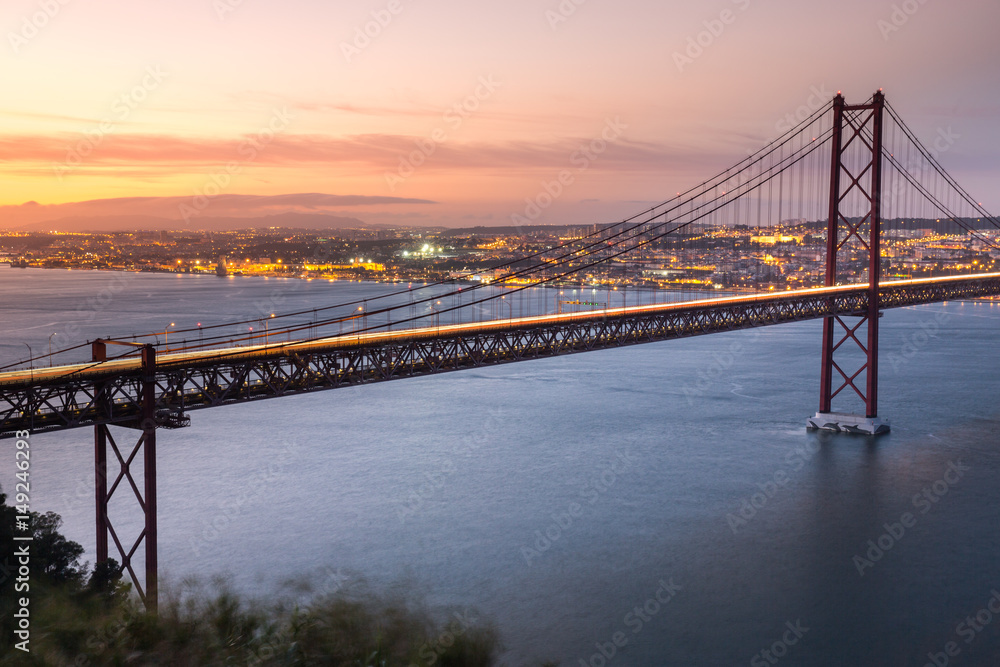 Fototapeta premium Sunset over the '25 of April' Bridge in Lisbon, Portugal.