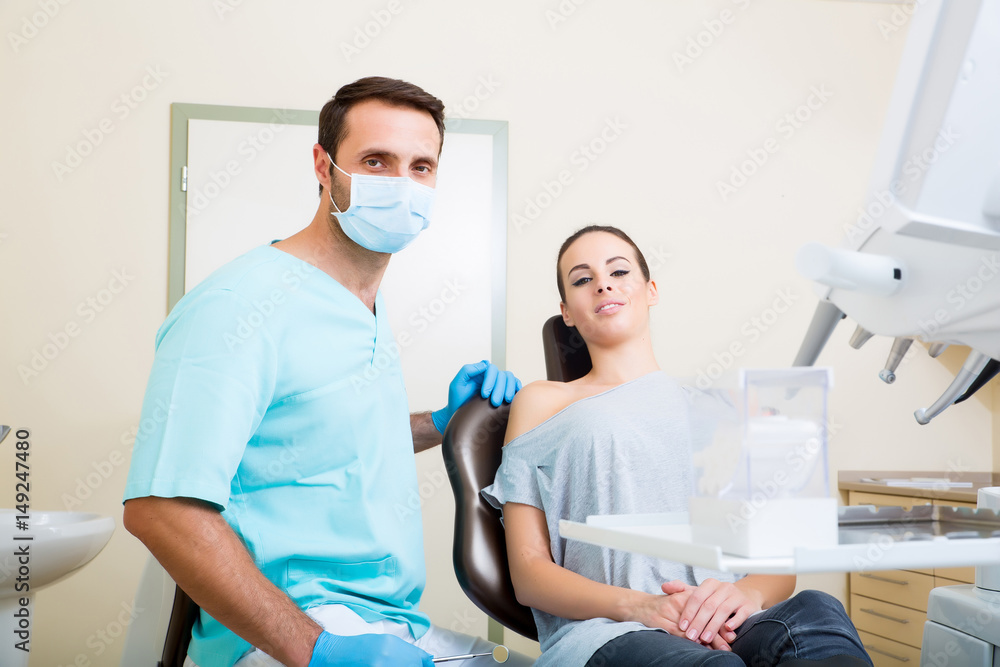 Obraz premium Young woman at the Dentist.
